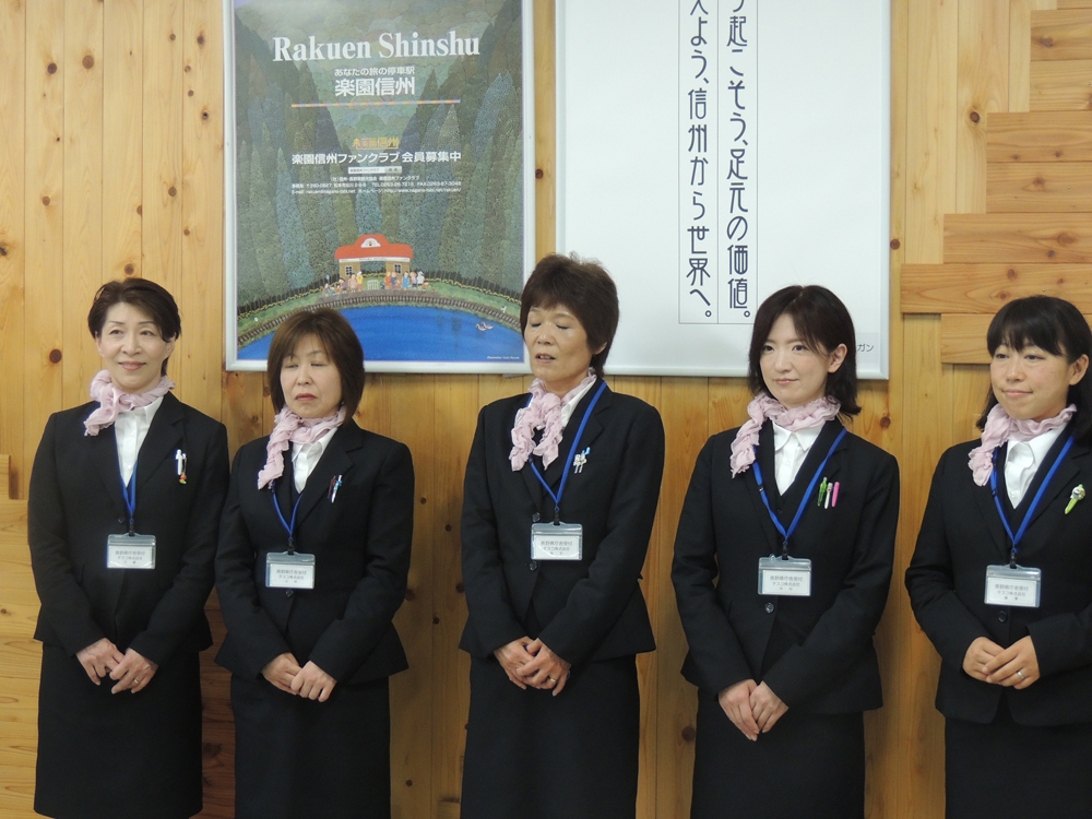 【光のカケラプロジェクト】シャクヤク染めストールを長野県庁に贈呈