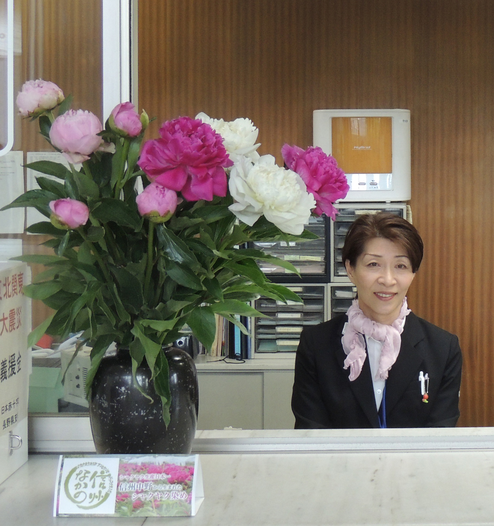 【光のカケラプロジェクト】シャクヤク染めストールを長野県庁に贈呈